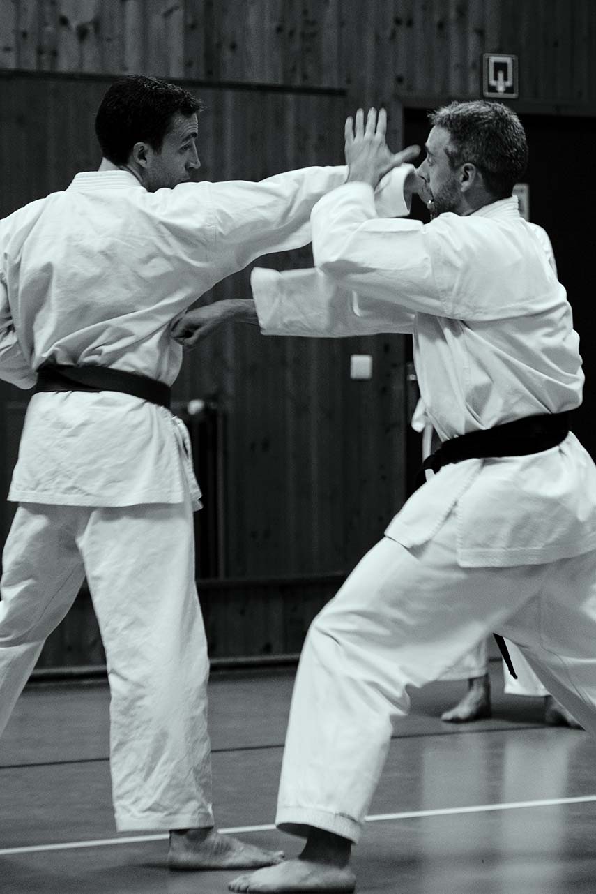 kumite twee karateka's doen een kumite oefening